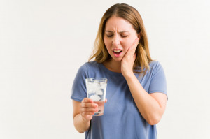 Nadwrażliwość dziąseł po leczeniu stomatologicznym (fot. Shutterstock) Problemy z jelitami skutkujące nadwrażliwością zębów
