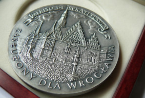 Prof. Marzena Dominiak z medalem „Merito de Wratislavia – Zasłużony dla Wrocławia” Prof. Marzena Dominiak z medalem „Merito de Wratislavia”