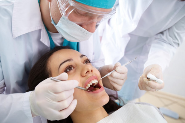 Nowe standardy, chroniące oczy dentystów przed urazami (fot. Shutterstock) Jak chronić oczy lekarza dentysty przed urazami