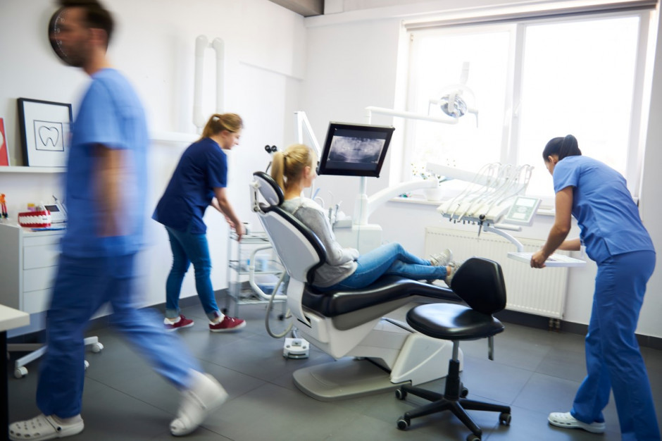 Ceny usług stomatologicznych pną się w górę (fot. Shutterstock)