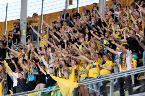 Kibice podczas meczu żużla (fot. PAP/Lech Muszyński) Pandemia przyspiesza? 27 września 421 zakażeń, bez zgonów