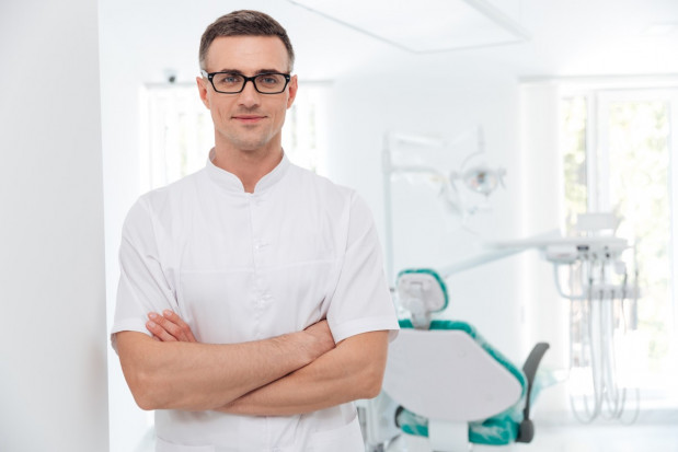 Felczer – dentystą? (fot. Shutterstock) Szkoły zawodowe wykształcą dentystów?