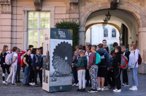 Warszawa młodzież na wystawie IPN Pokolenie Baczyńskiego zdj. ilus. (fot. PAP/Tomasz Gzell) Koronawirus 28 września: 975 zakażeń, 29 zgonów