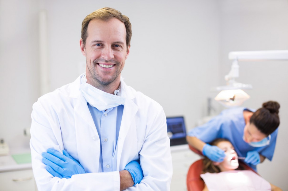 Specjalizacja w stomatologii pomaga osiągnąć wysoką satysfakcję z pracy (fot. Shutterstock)