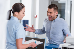Wybuchy agresji wśród pacjentów gabinetów stomatologicznych są obecnie bardzo częste (fot. Shutterstock) Dentyści celem ataków pacjentów
