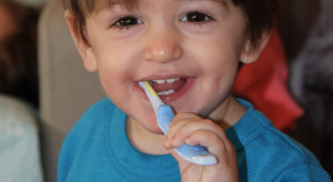 WHO: pasta z fluorem podstawowym lekiem dla dzieci i dorosłych