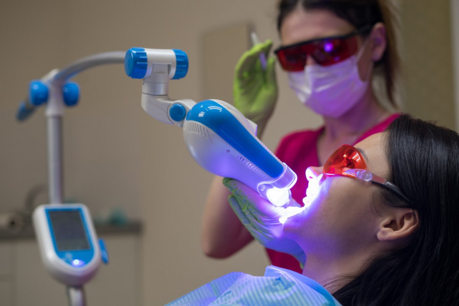 Laseroterapia w stomatologii to minimalnie inwazyjna technologia (fot. Shutterstock)