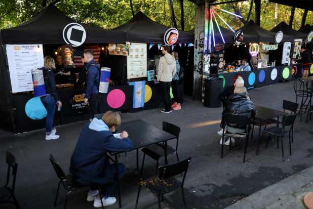 Warszawa Główna, Nocny Market (fot. PAP/Rafał Guz) Koronawirus 4 października: 684 zakażenia, nie było zgonów