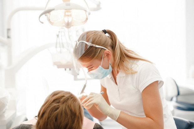 Stomatologia: w powiecie płońskim szukają świadczeniodawców do leczenia uczniów (fot. Shutterstock) Konkurs na leczenie stomatologiczne 3,6 tys. uczniów