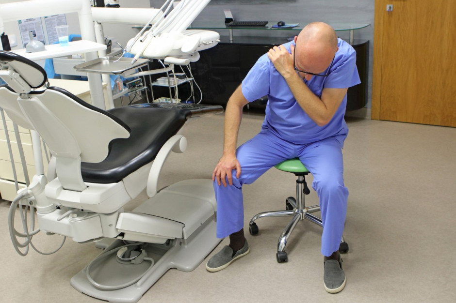 Dentyści odczuwają bóle z powodu wymuszonej i długotrwałej pozycji w pracy (fot. Shutterstock)