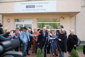Przedstawiciele Ogólnopolskiego Komitetu Protestacyjno-Strajkowego Pracowników Ochrony Zdrowia (PAP/Wojciech Olkuśnik) Koronawirus 8 października: 31 zgonów i 1895 zakażeń