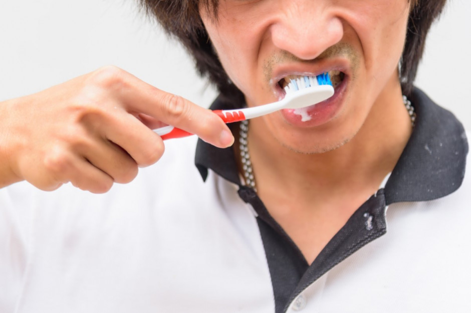 Częste mycie zębów chroni przed COVID-19 (fot. Shutterstock)