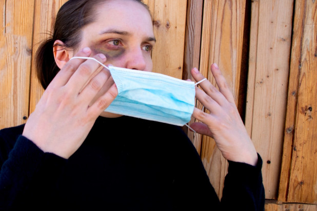Pandemia koronawirusa 30 proc. kobiet padło ofiarą przemocy fizycznej (fot. Shutterstock) Koronawirus: dentyści częściej widzą ofiary przemocy