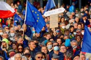 Manifestacja przeciwko wyrokowi TK na Rynku Głównym w Krakowie(PAP/Art Service 2) Koronawirus 11 października: bez zgonów i 903 zakażeń