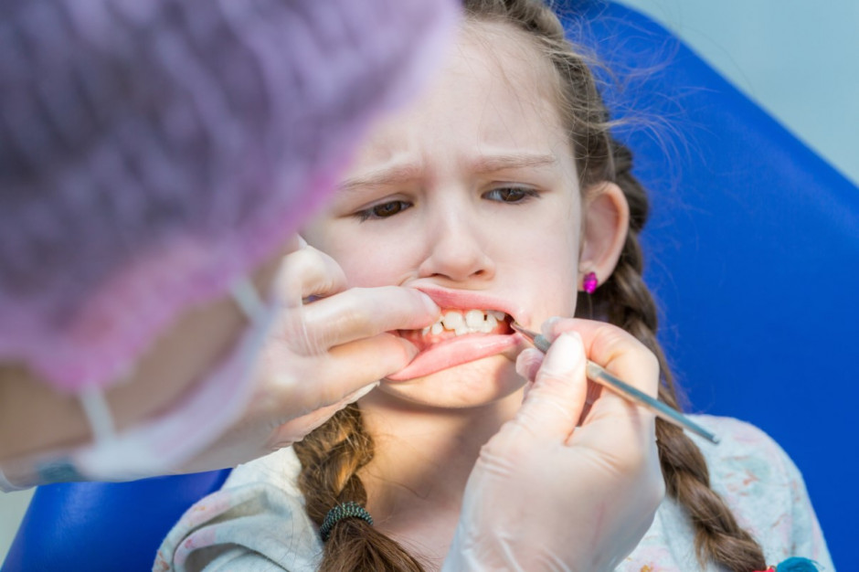 Nawet dzieci z bólem zęba mają problem z dostaniem do dentysty (fot. Shutterstock)