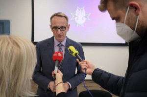 Dyrektor WIM gen. prof. Grzegorz Gielerak podczas prezentacji raportu pt. "Jak przygotować Polską ochronę zdrowia na kolejne epidemie" (fot. PAP/Paweł Supernak) Koronawirus 12 października: 49 zgonów i 2118 zakażeń