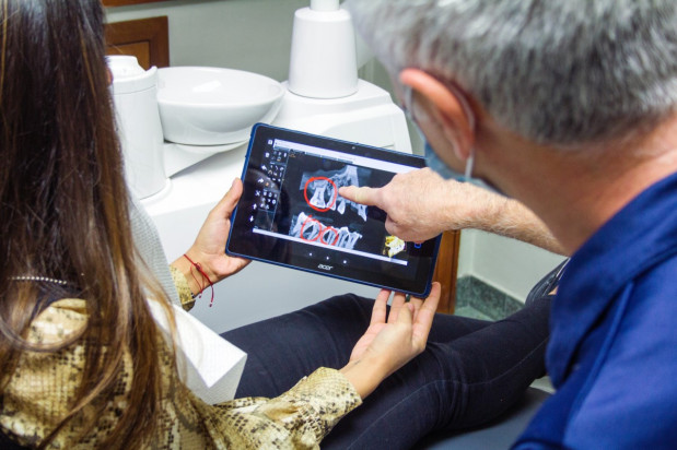 Pantomogram w ocenie powikłań w trakcie zabiegu usuwania ósemek (fot. Unsplash) Dentysta wyczyta z pantomogramu trudności przy ekstrakcji zęba