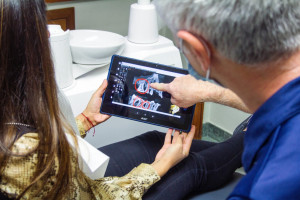 Dentysta wyczyta z pantomogramu trudności przy ekstrakcji zęba