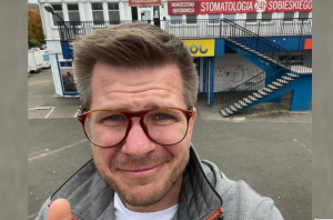 Filip Chajzer przed pogotowiem stomatologicznym na Sobieskiego w Warszawie (źródło: Instagram) Filip Chajzer dziękuje dentystce z Sobieskiego