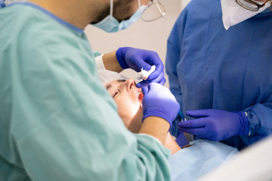 Praca dla chirurga stomatologa w MCS (fot. Pixabay)
