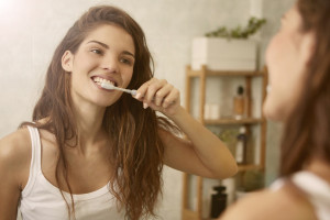 Mocne szkliwo zębów, fluor i co jeszcze? (fot. Shutterstock) Jak walczyć o mocne szkliwo zębów?
