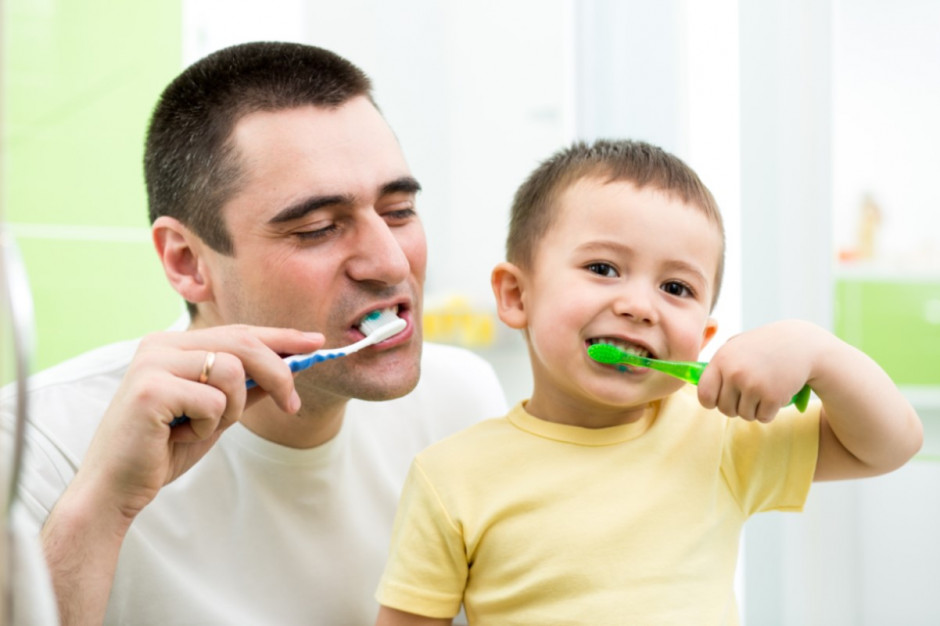 Wybór szczoteczki i pasty do zębów to ważna sprawa (fot. Shutterstock)