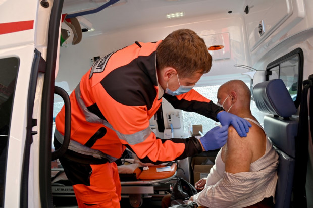 Mobilny punkt szczepień, Cmentarz Centralny w Szczecinie, 30 bm. (fot. PAP/Marcin Bielecki) Koronawirus 2 listopada: 9 zgonów, 4514 zakażeń