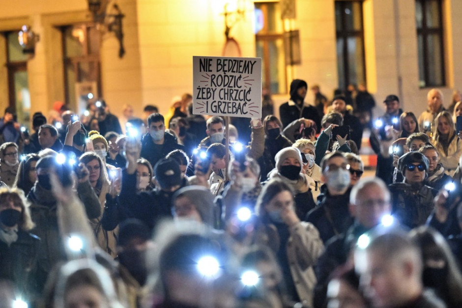 Wrocław - protest przeciwko ograniczaniu dostępu do aborcji  (fot. PAP/Sebastian Borowski)