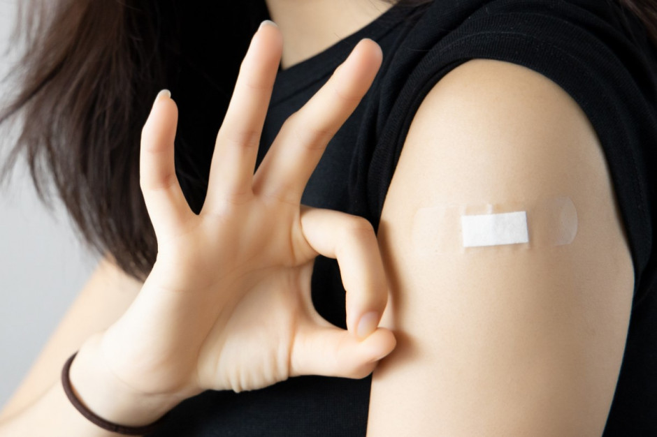 Dentyście wspierającemu akcję szczepień przeciwko COVID-19 zarzuca się naruszanie praw człowieka (fot. Shutterstock)