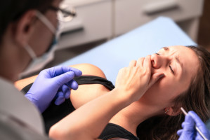 (fot. Shutterstock) Pacjent z tzw. długim COVID-19 u dentysty