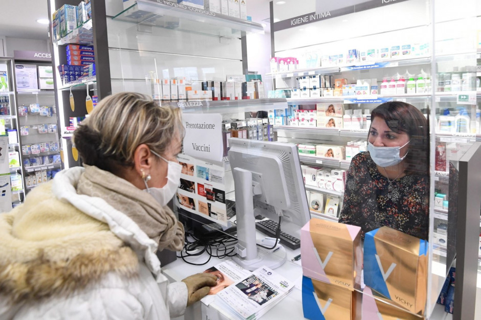 We Włoszech szczepienia przeciwko COVID-19 prowadzone są także w aptekach (fot. PAP/EPA Daniel dal Zennaro)