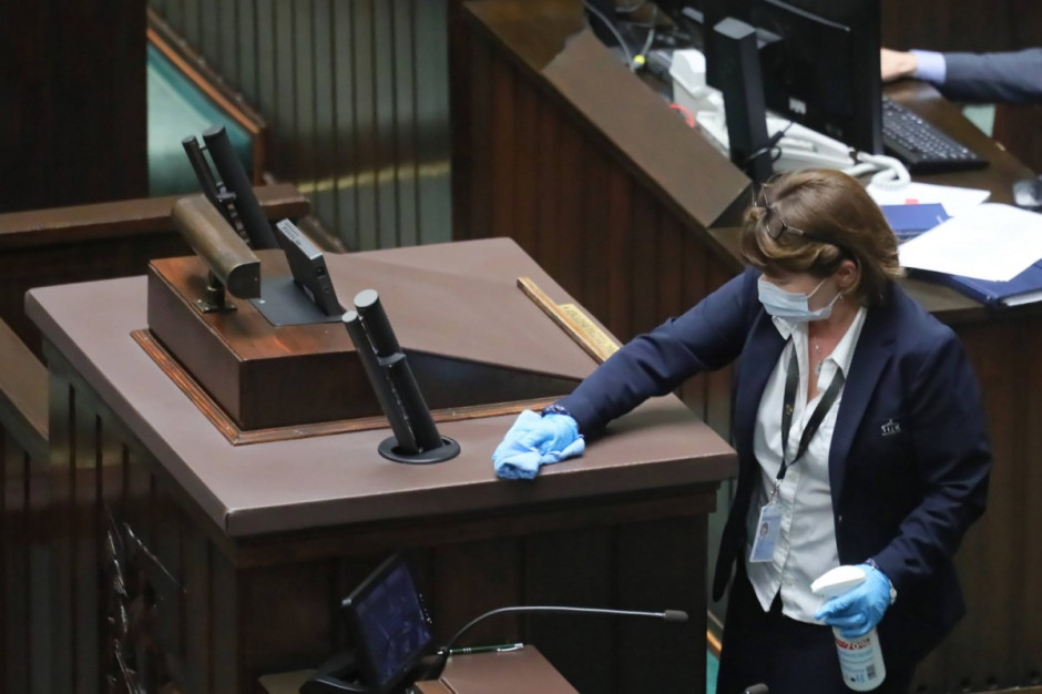 Dezynfekcja mównicy na sali obrad Sejmu w Warszawie, 16 bm. (fot. PAP/Paweł Supernak) Dezynfekcja mównicy na sali obrad Sejmu w Warszawie, 16 bm. (fot. PAP/Paweł Supernak)
