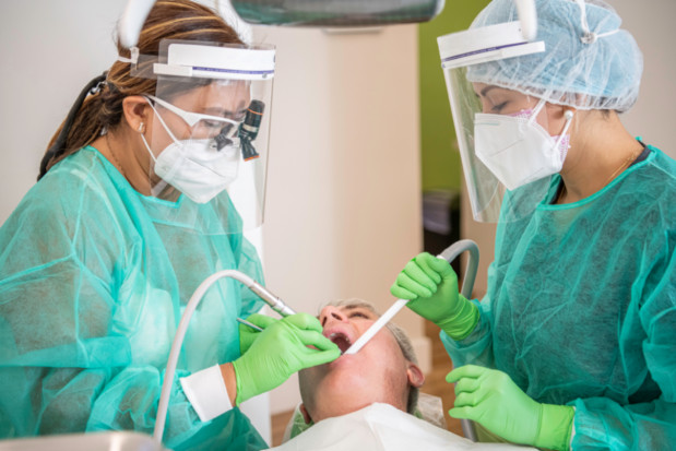 Metody przeciwdziałania zakażeniu COVID-19 u dentysty są skuteczne (fot. Shutterstock) Naukowcy: niskie ryzyko zakażenia COVID-19 w stomatologii