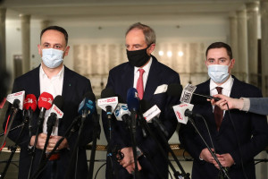 Posłowie PSL po spotkaniu ws. walki z pandemią (fot. PAP/Tomasz Gzell) Koronawirus 27 listopada: 378 zgonów i 26182 zakażenia