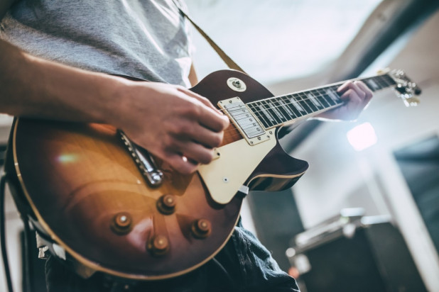 Muzyka w czasie wolnym to świetny relaks (fot. Shutterstock) Utalentowany stomatolog z Oleśnicy