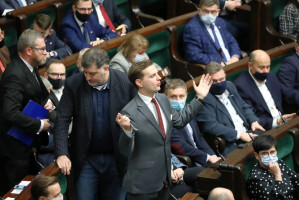 Posiedzenie Sejmu w Warszawie, 30 bm. (PAP/Tomasz Gzell) Koronawirus 1 grudnia: kolejny ponury rekord - 570 zgonów i 29064 zakażenia