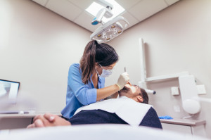 Trudne warunki pracy stomatologa badane przez naukowców (fot. Shutterstock) Im częściej dentysta stosuje lusterko, tym ma zdrowszy kręgosłup