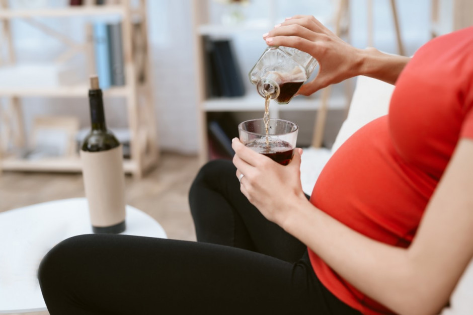 Picie alkoholu w ciąży odbija się na rozwoju dziecka, także na jego zdrowiu stomatologicznym (fot. Shutterstock)