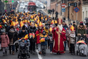 Uczestnicy orszaku św. Mikołaja w Lublinie (fot. PAP/Wojtek Jargiło) Bliżej obowiązkowych szczepień dla lekarzy i lekarzy dentystów