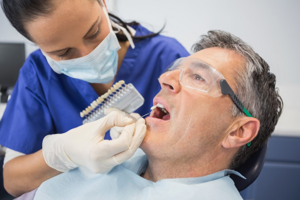 Polacy na tle Europy rzadko chodzą do dentysty, ale…