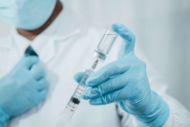 Brytyjscy pracownicy medyczni mają obowiązek zaszczepienia się przeciwko COVID-19 (fot. Shutterstock) W Wielkiej Brytanii obowiązek szczepień przeciwko COVID-19 dla dentystów
