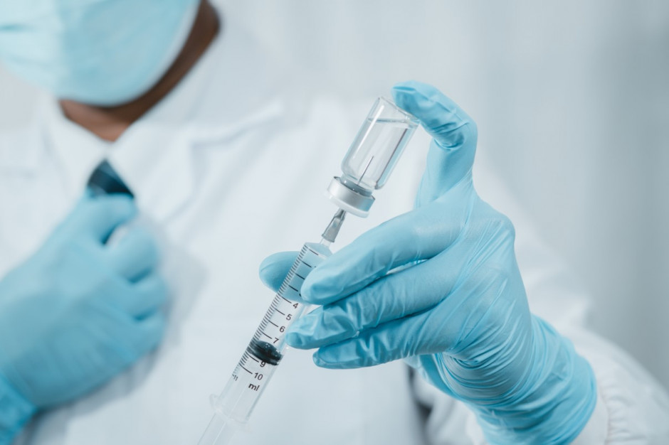 Brytyjscy pracownicy medyczni mają obowiązek zaszczepienia się przeciwko COVID-19 (fot. Shutterstock)