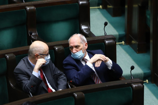 Podczas obrad nad projektem ustawy o funduszu kompensacyjnym (fot. PAP/Rafał Guz) Koronawirus: wciąż wysokie statystyki