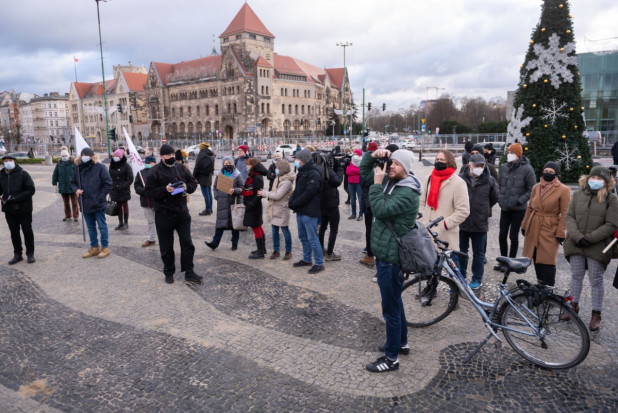 Pikieta pracowników czterech poznańskich uczelni wyższych, 20 bm. na Placu Mickiewicza w Poznaniu ( fot. PAP/Jakub Kaczmarczyk) Koronawirus 21 grudnia: 538 zgonów i 13 806 zakażeń