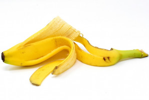Aktywowany węgiel i skórka bananowa nie wybielają zębów