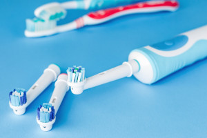 Szczoteczka do zębów, ale jaka (fot. Adobe) Niezależna ocena działania szczoteczek elektrycznych