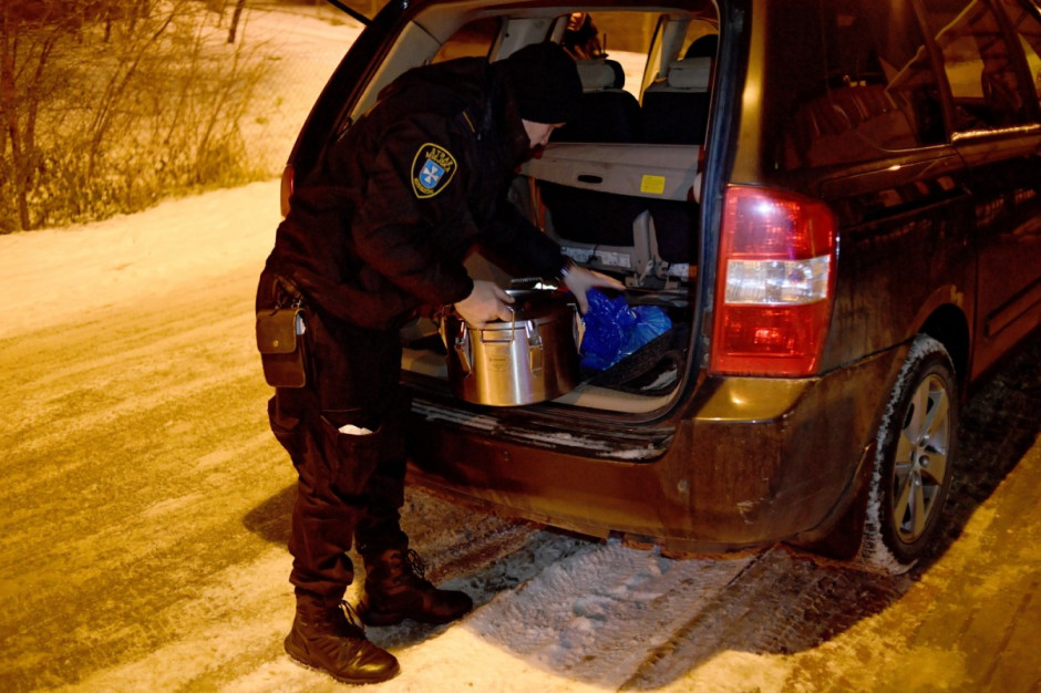 Strażnicy miejscy pomaga osobom bezdomnym w Rzeszowie(fot. PAP/Darek Delmanowicz)