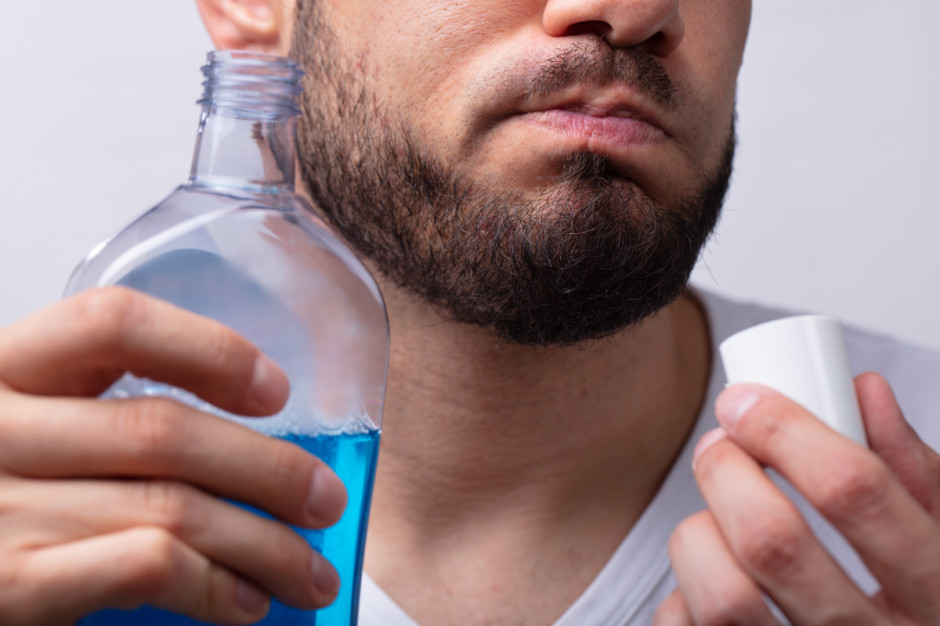 Płyn do płukania jamy ustnej nieodzowny w czasie pandemii (fot. Adobe)