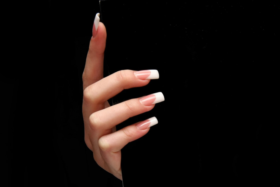 Długie paznokcie asystentki stomatologicznej przyczyną konfliktu (fot. Adobe)