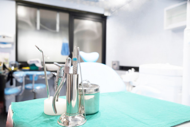 Stomatologia: coraz mniej świadczeniodawców na NFZ (fot. Shutterstock) Dentyści rezygnują z kontraktów z NFZ, bo boją się pandemii?